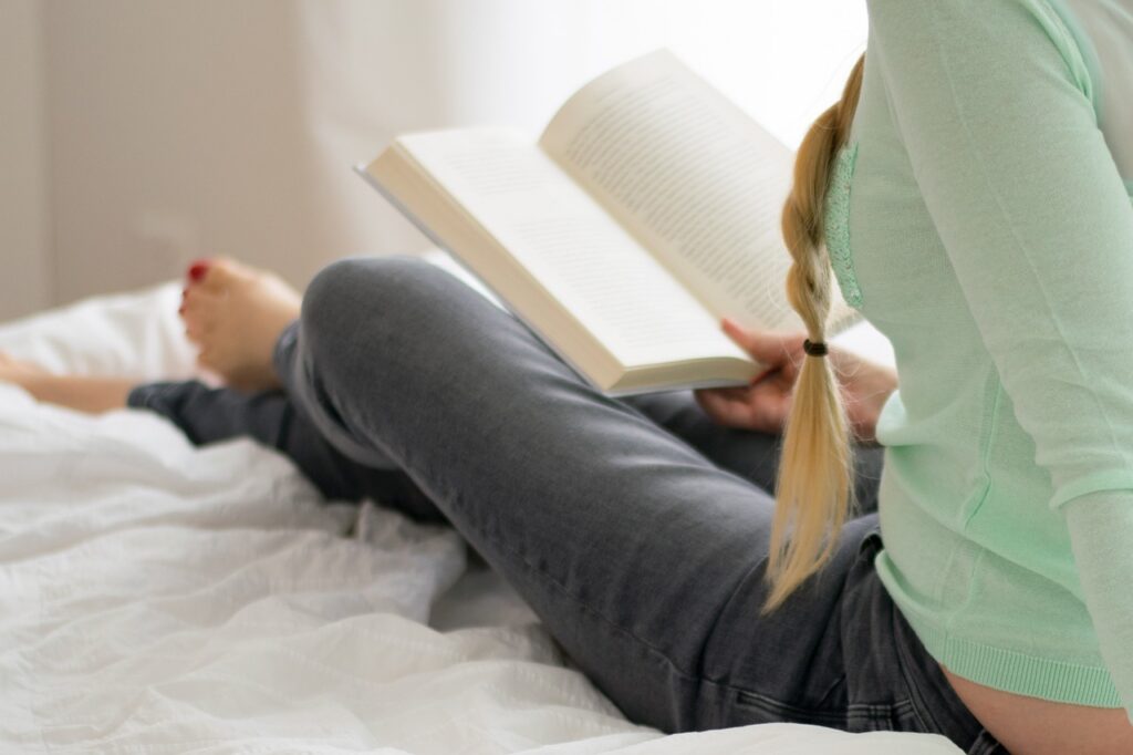 bedroom-2591255_1280-1024x682